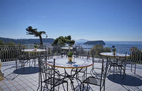 vista esterna di Palazzo Riama a Napoli