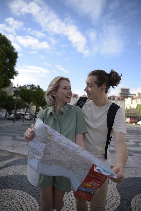 coppia felice che guarda una mappa del mondo