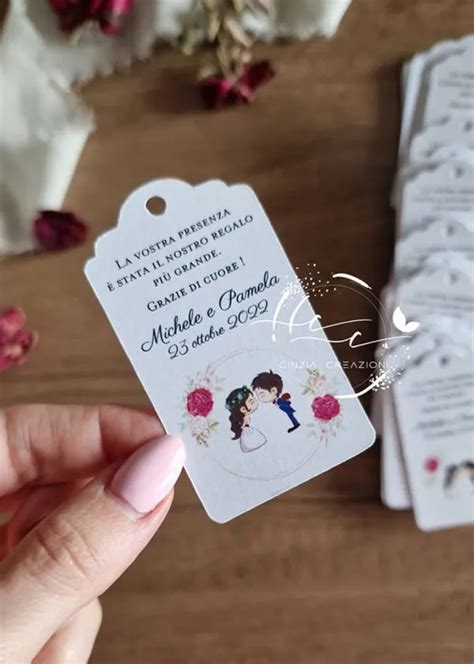 Varietà di materiali e finiture per etichette matrimonio