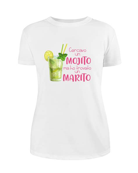 Ragazze che brindano con mojito e indossano magliette a tema addio al nubilato