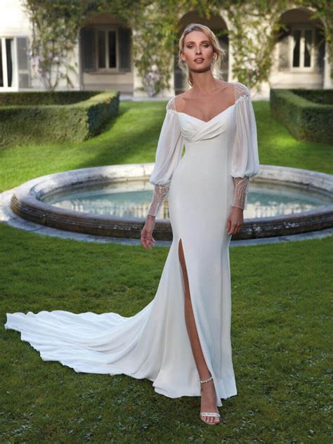 Vasta selezione di abiti da sposa in un outlet