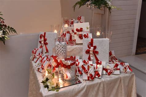 Tavolo con bomboniere e confetti