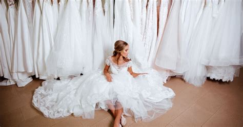 Futura sposa che prova un abito da sposa