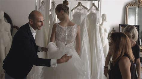 Enzo Miccio mentre valuta un abito da sposa