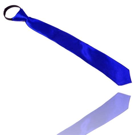 Dettaglio di cravatta blu elettrico in raso