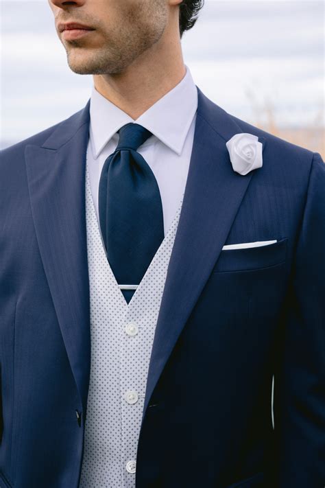 Completo da sposo blu con gilet bianco e cravatta blu elettrico