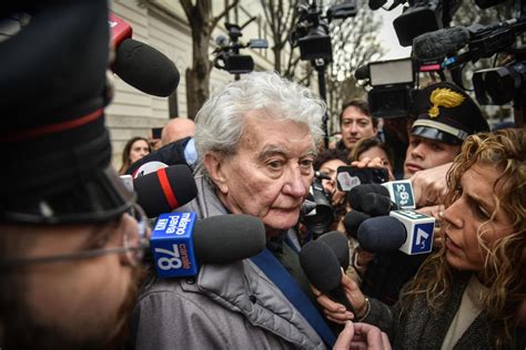 Coppia che sceglie i testimoni