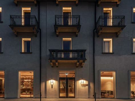 Dettaglio architettonico dell'Hotel Promessi Sposi che riflette il design innovativo
