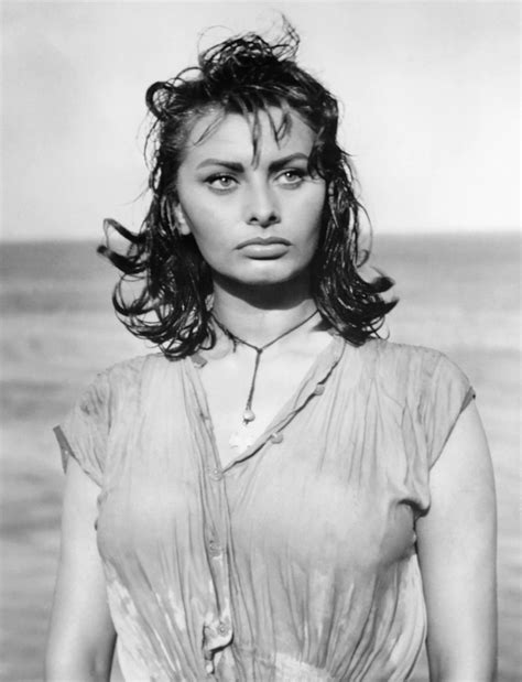 Sophia Loren in un elegante abito rosso