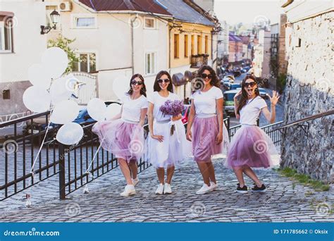 Gruppo di amiche che festeggiano l'addio al nubilato