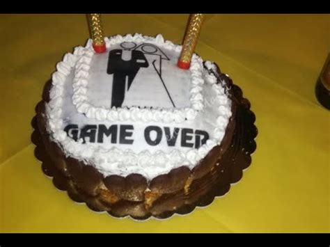 Torta addio al celibato a forma di torre di birre