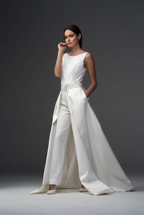 Abito da sposa trasformabile: gonna e tuta