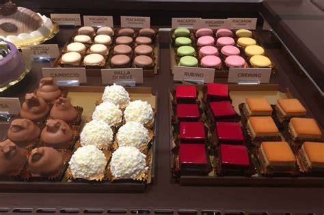 Selezione di mignon e macaron dalla Pasticceria Staccoli