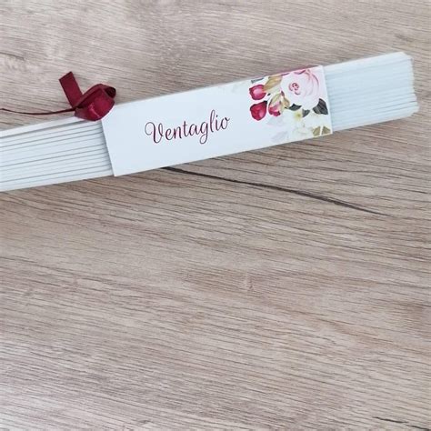 Dettaglio di una wedding bag con ventaglio e riso