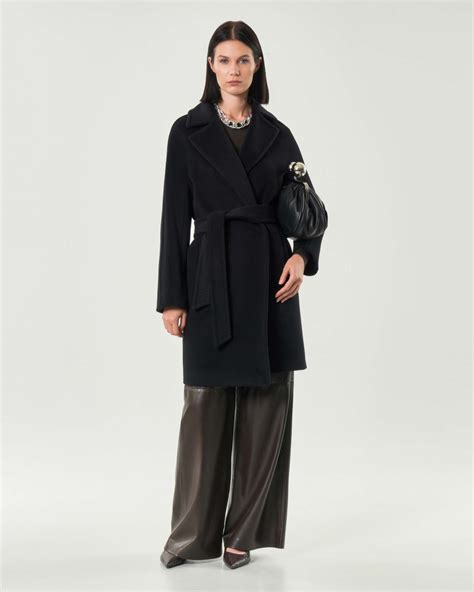 Dettagli sartoriali e accessori Delsa