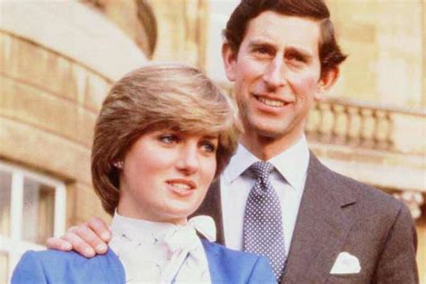 Immagine di Lady Diana e del Principe Carlo sorridenti durante la luna di miele a bordo del Royal Yacht Britannia