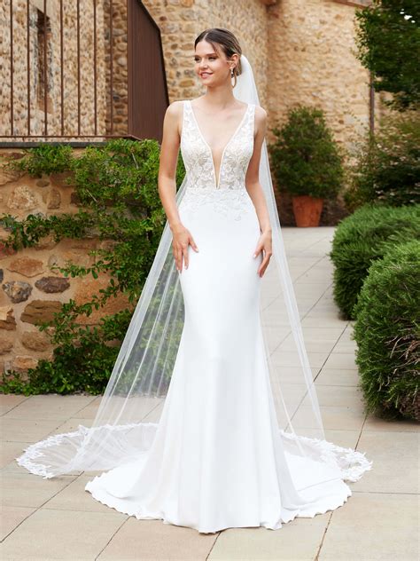 Donna in abito da sposa con scollatura a V