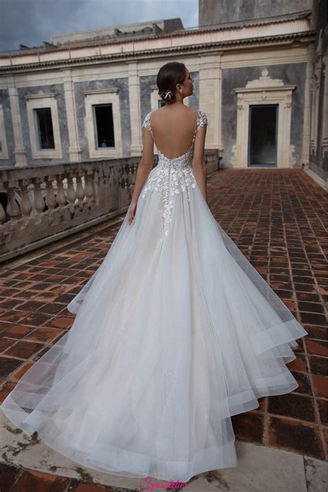 Sposa con abito dalla schiena scoperta