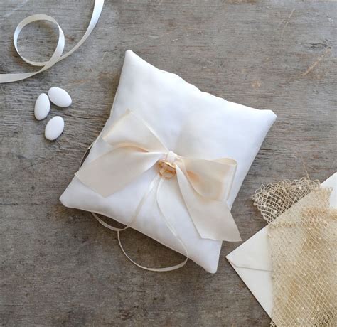 cuscino porta fedi nuziali in raso bianco