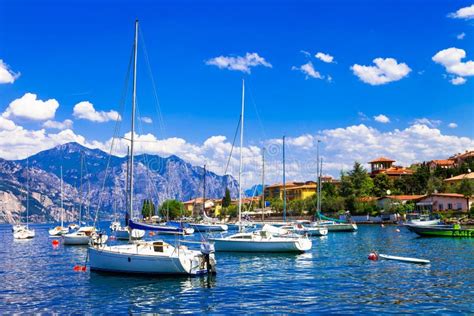 Vista panoramica del Lago di Garda con barche