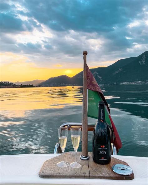 Coppia che brinda su una barca al tramonto sul Lago di Garda