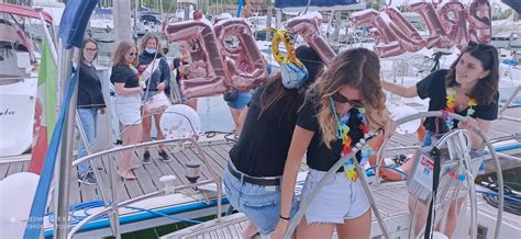 Gruppo di amiche che festeggiano su una barca