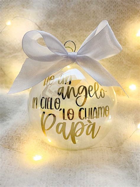 Dettaglio di una pallina di Natale in vetro soffiato con piume e fiocco