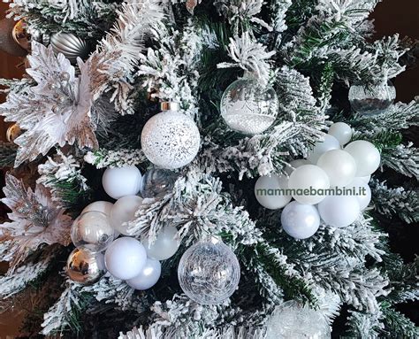 Albero di Natale decorato con palline personalizzate come bomboniere