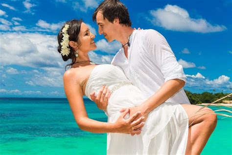 Sposa in costume bianco su una spiaggia