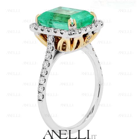 Anello con smeraldo e decorazioni verdi