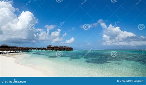 Spiaggia idilliaca alle Maldive con bungalow sull'acqua