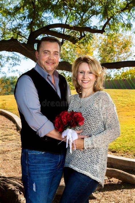 coppia che celebra anniversario di matrimonio