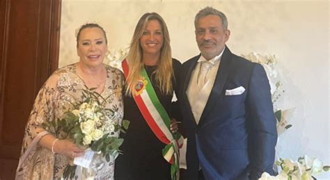 Barbara De Rossi e Simone Fratini sorridenti al matrimonio
