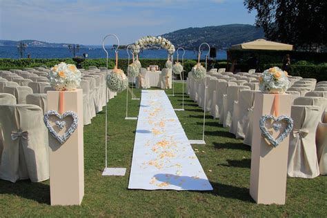 Dettagli del matrimonio: anelli e decorazioni floreali