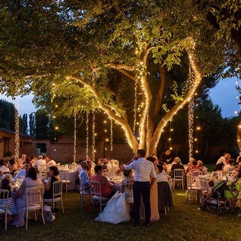 Decorazioni luminose per matrimoni in giardino