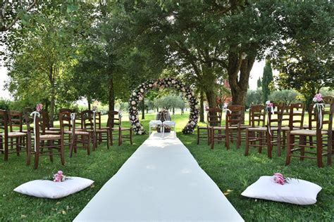 Esempio di allestimento matrimonio in giardino con luci e fiori