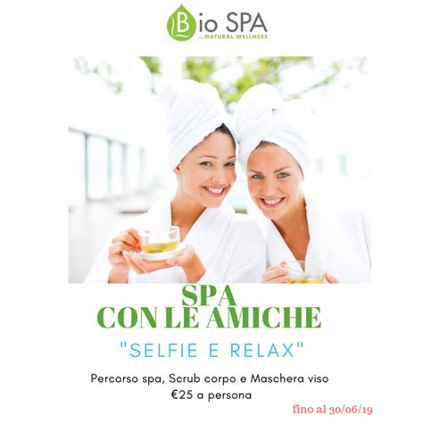 Donna che si rilassa in una spa con le amiche
