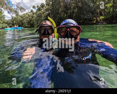 Coppia che fa snorkeling insieme in acque cristalline
