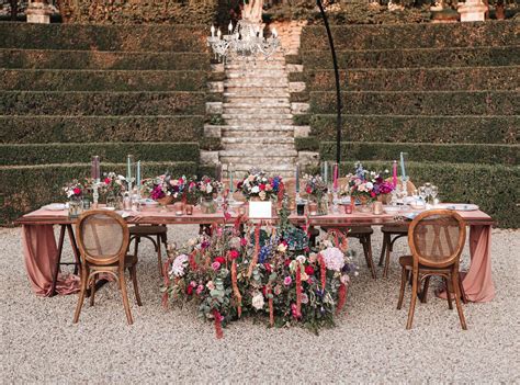 Un tavolo allestito per un ricevimento di matrimonio