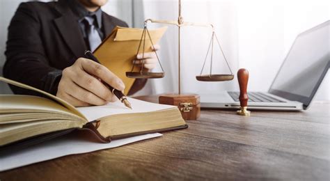 Immagine di un tribunale o di un documento legale