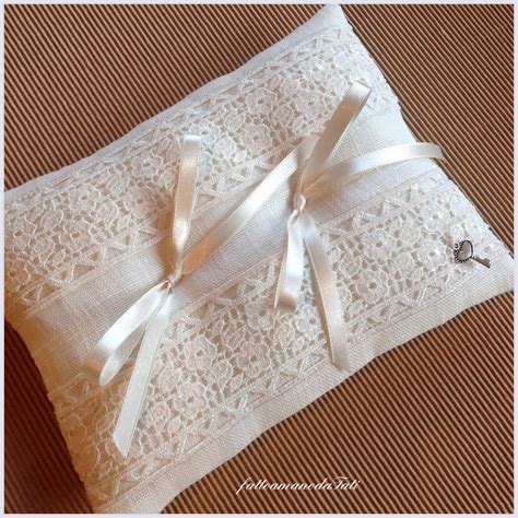 Cuscino porta fedi bianco con dettagli floreali