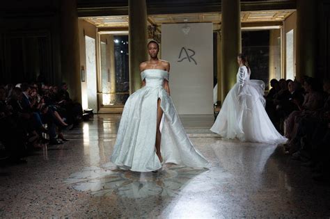 modella che sfila in abito da sposa