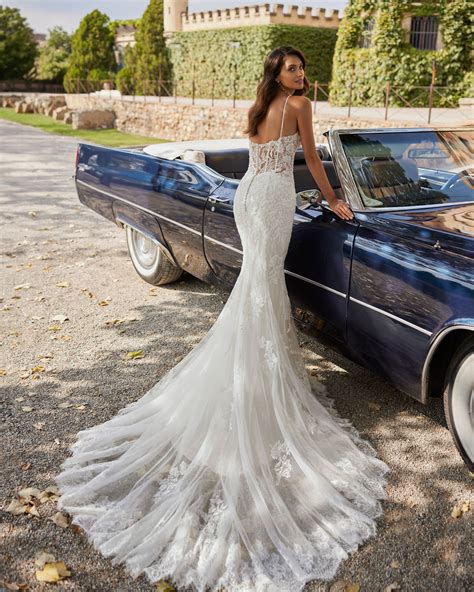dettaglio di un abito da sposa con pizzo e perline