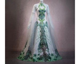 Dettagli di un abito da sposa in stile elfico con pizzi e ricami floreali