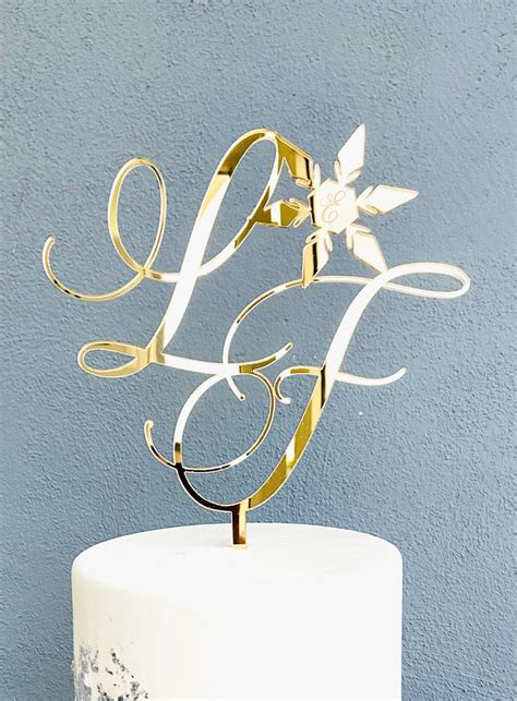 Diverse tipologie di cake topper per matrimoni