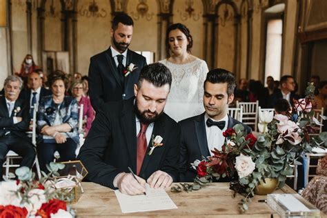 Coppia di testimoni che firmano un atto di matrimonio