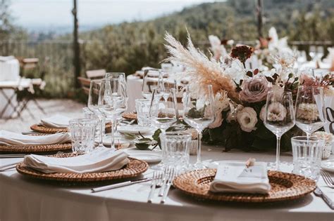 Wedding planner che supervisiona l'allestimento di un tavolo matrimonio