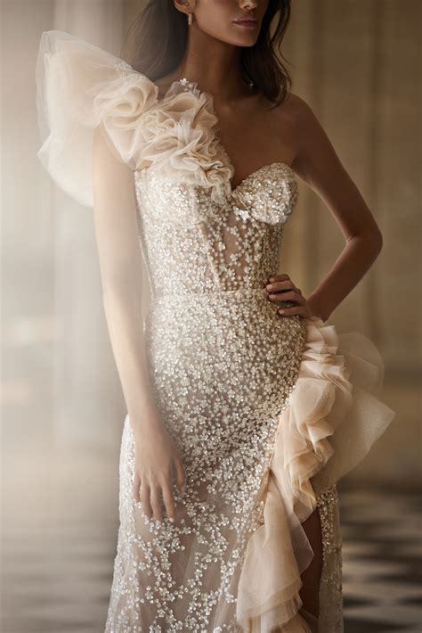 Dettaglio di un abito da sposa con perline e paillettes