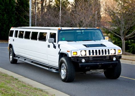 Limousine Hummer scintillante di notte