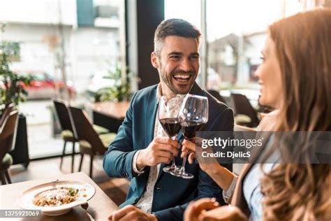 Coppia che brinda con cocktail in un ristorante elegante